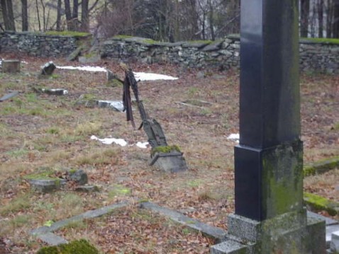 Alter deutscher Friedhof in Mittelwald / stáří  hřbitov Stredolesi